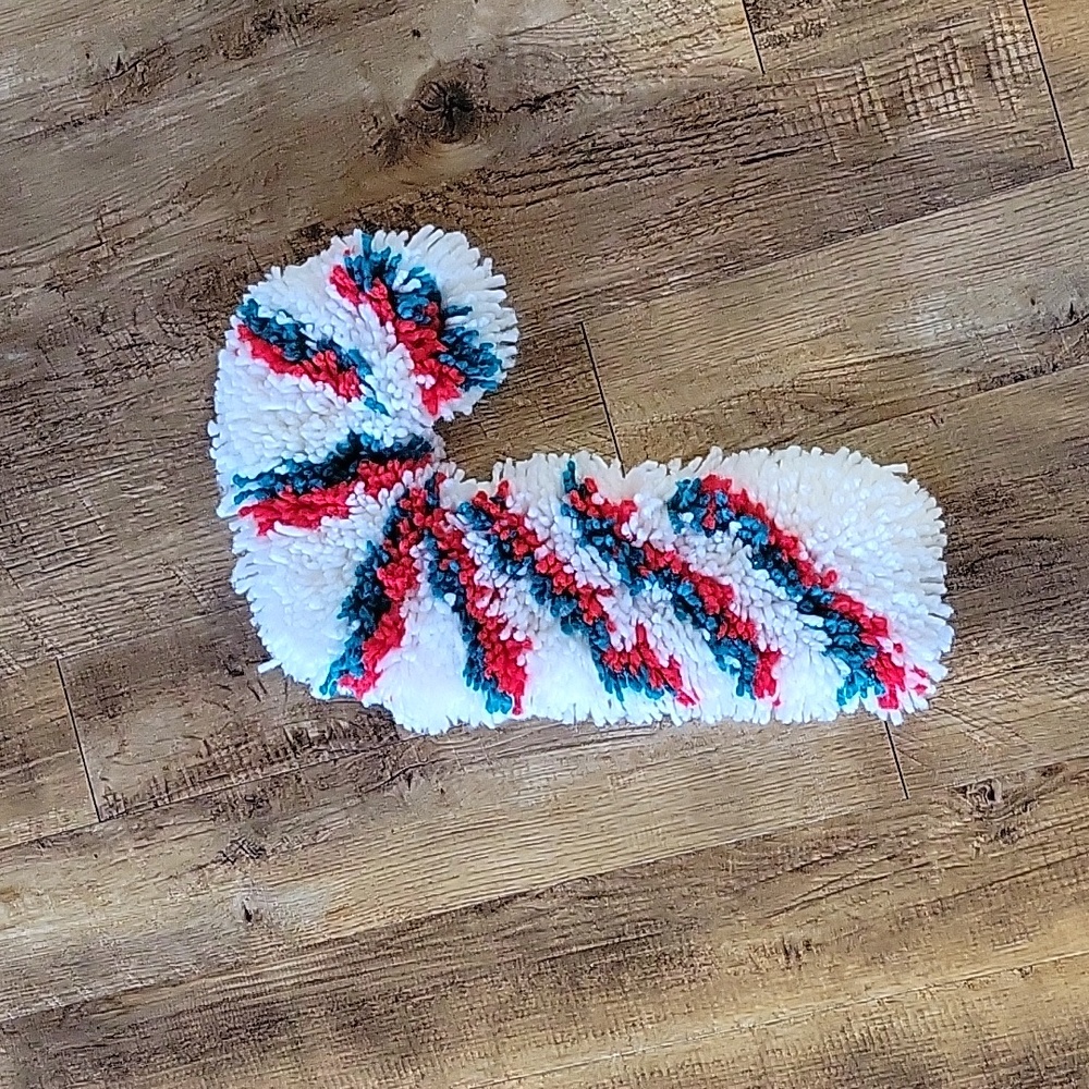 Hook rug candy cane